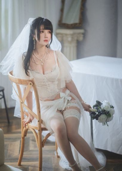 俄罗斯裸体超大胆艺术_720高清完整版播放